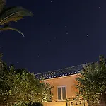 Carlotta לינה וארוחת בוקר 4*