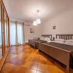 Carlotta 4*
